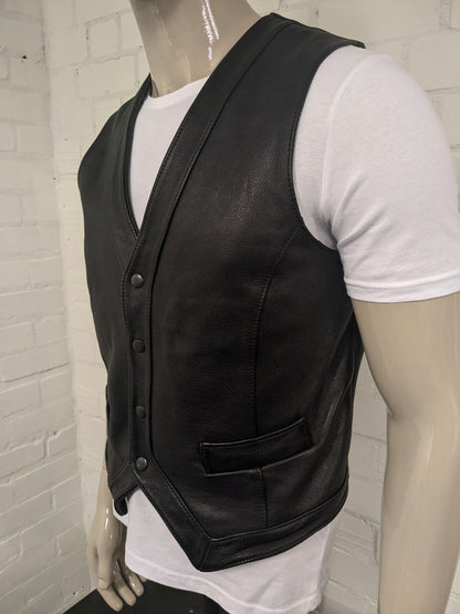 Ly dubbelzijdig leren gilet met drukknopen. Zwart gekleurd. 1 binnenzak. Maat L.