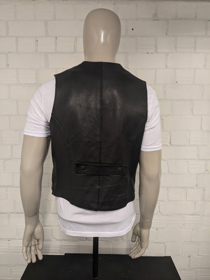 Ly dubbelzijdig leren gilet met drukknopen. Zwart gekleurd. 1 binnenzak. Maat L.