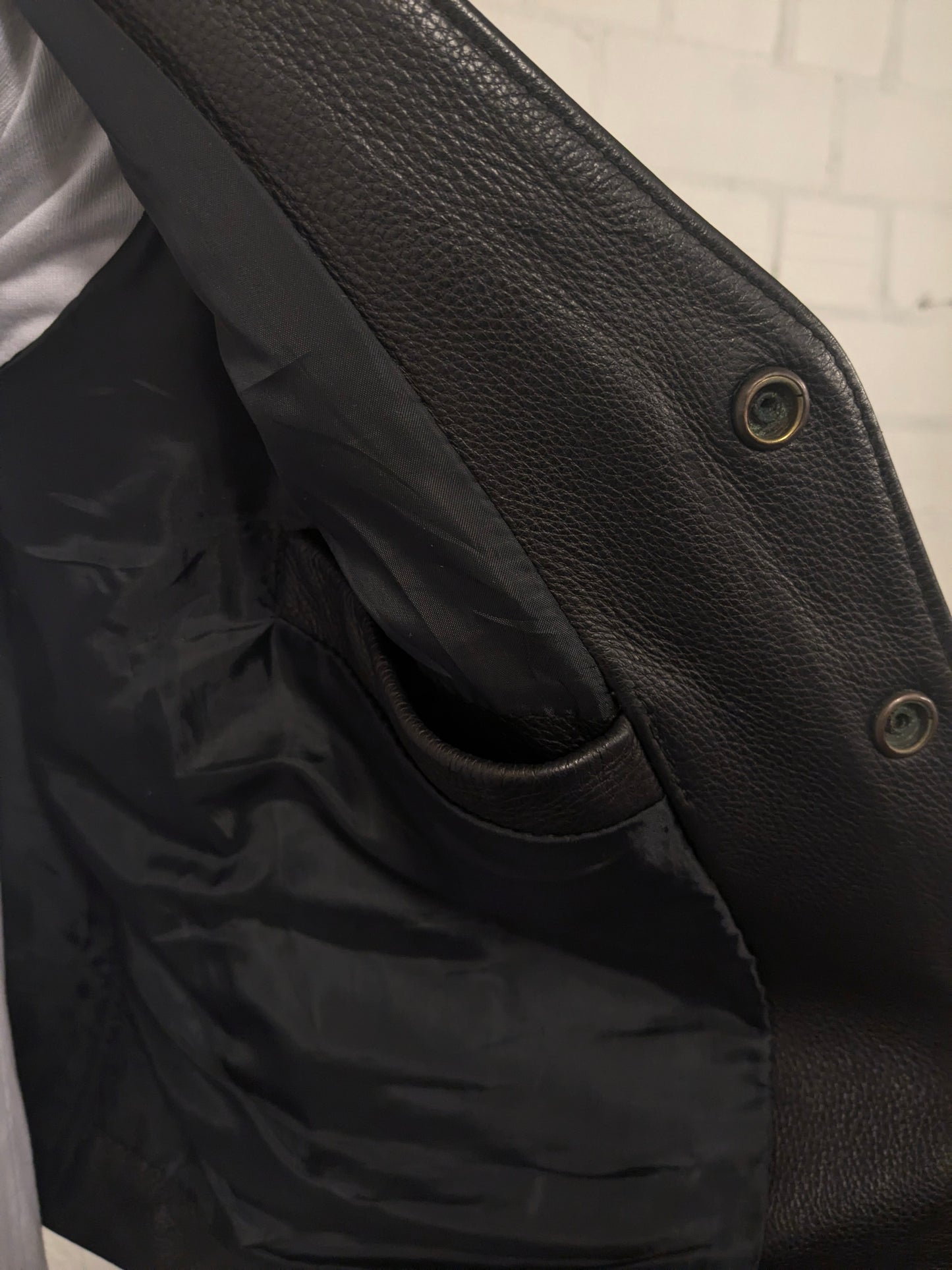 Ly dubbelzijdig leren gilet met drukknopen. Zwart gekleurd. 1 binnenzak. Maat L.