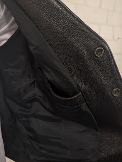 Ly dubbelzijdig leren gilet met drukknopen. Zwart gekleurd. 1 binnenzak. Maat L.
