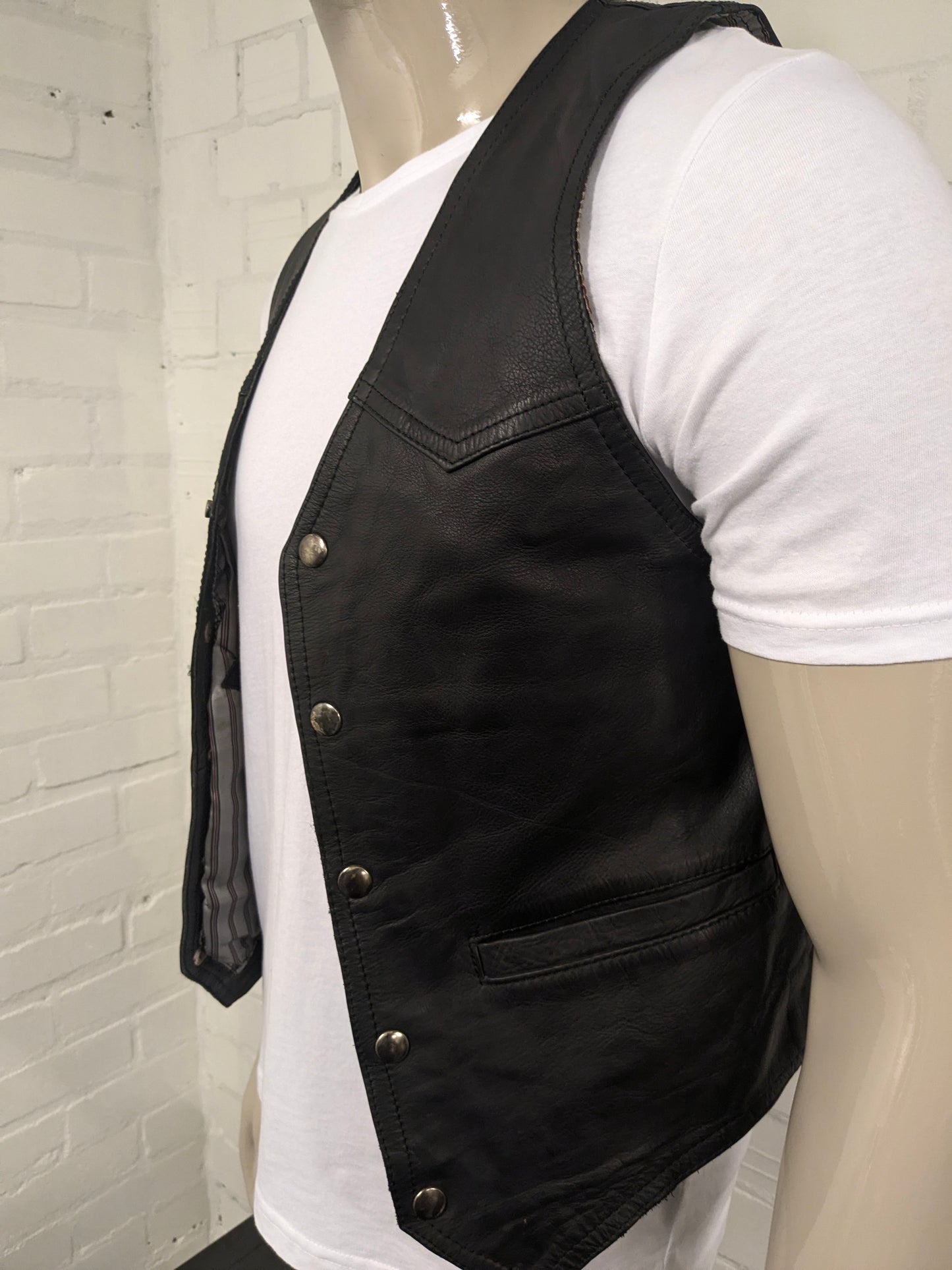 SIBA Chaleco de cuero de doble lado con aplicaciones veteranas. Color negro. Tamaño M.