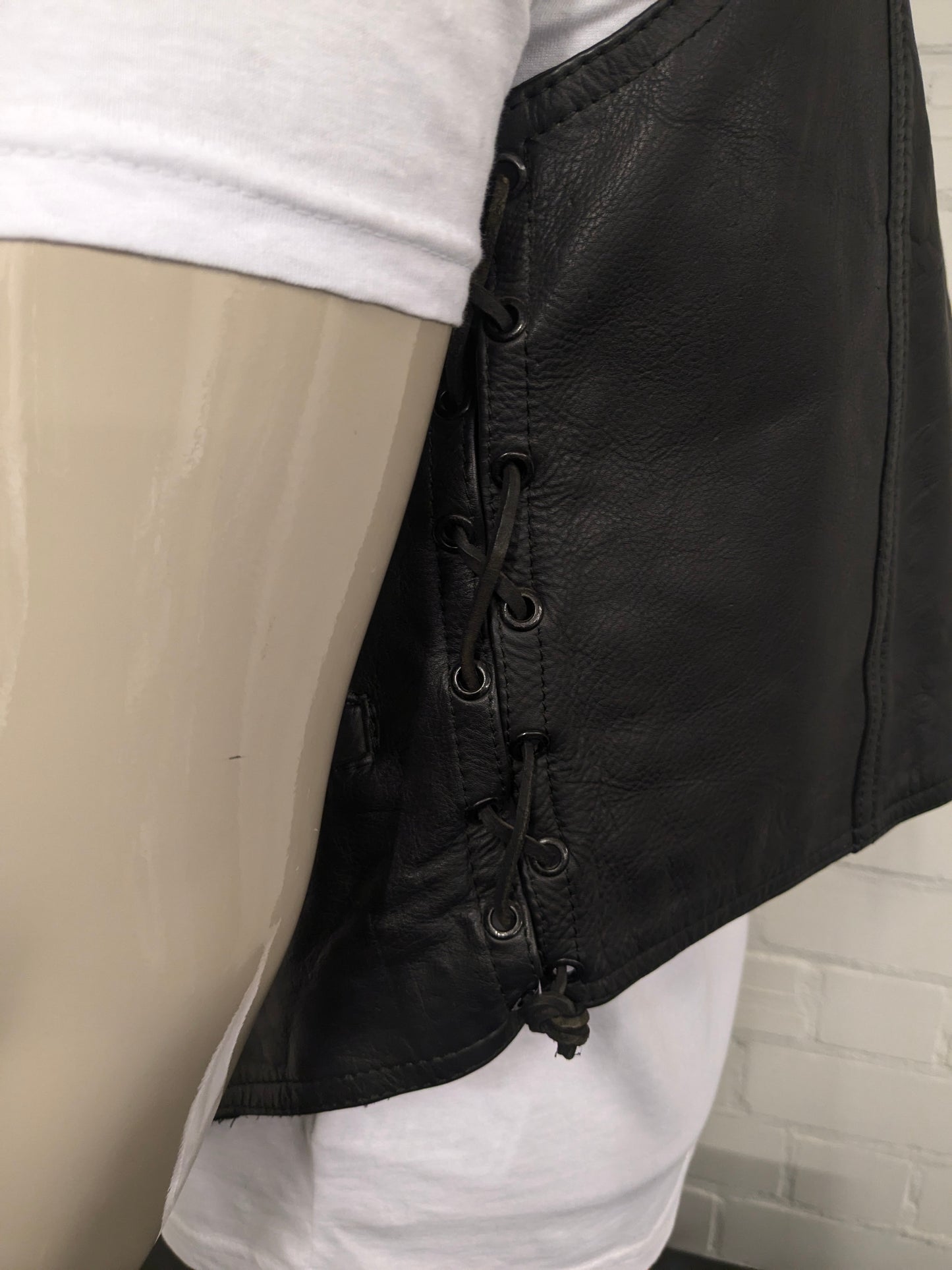 SIBA Chaleco de cuero de doble lado con aplicaciones veteranas. Color negro. Tamaño M.