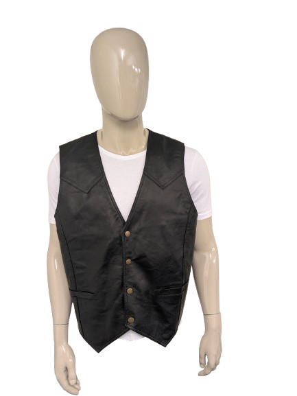 Vintage Man's World dubbelzijdig leren gilet met drukknopen. Zwart gekleurd. 2 binnenzakken. Maat XL.