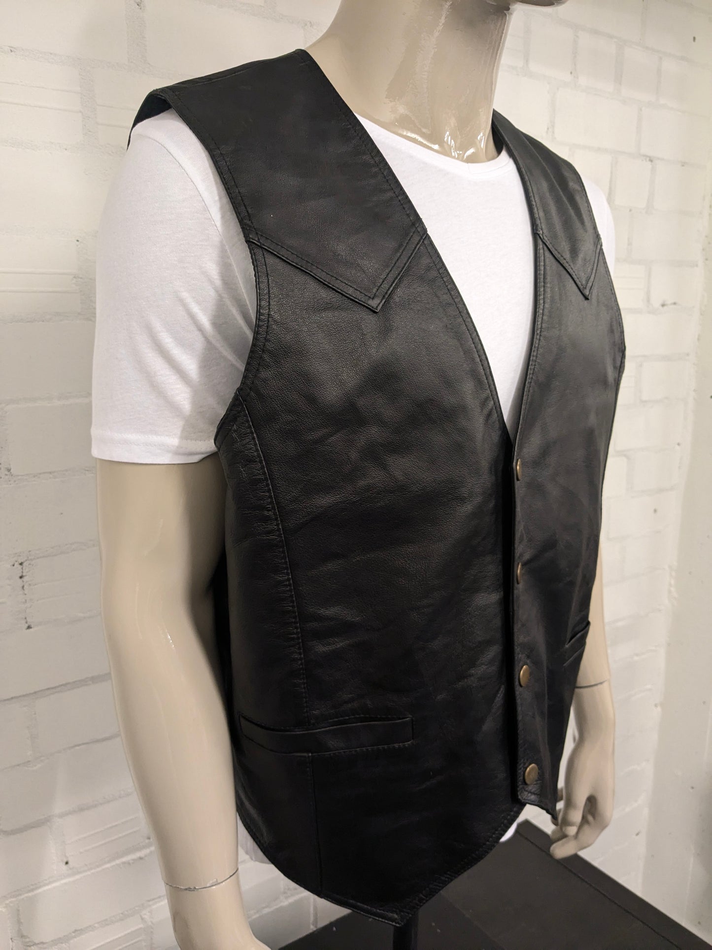 Vintage Man's World dubbelzijdig leren gilet met drukknopen. Zwart gekleurd. 2 binnenzakken. Maat XL.