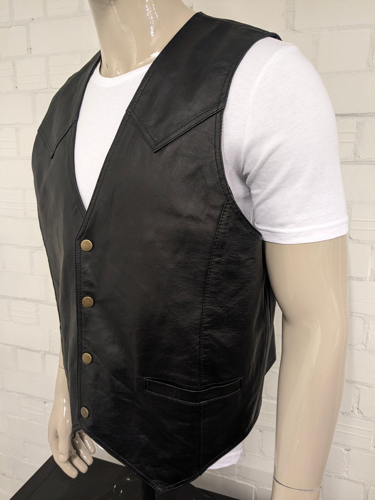 Vintage Man's World dubbelzijdig leren gilet met drukknopen. Zwart gekleurd. 2 binnenzakken. Maat XL.