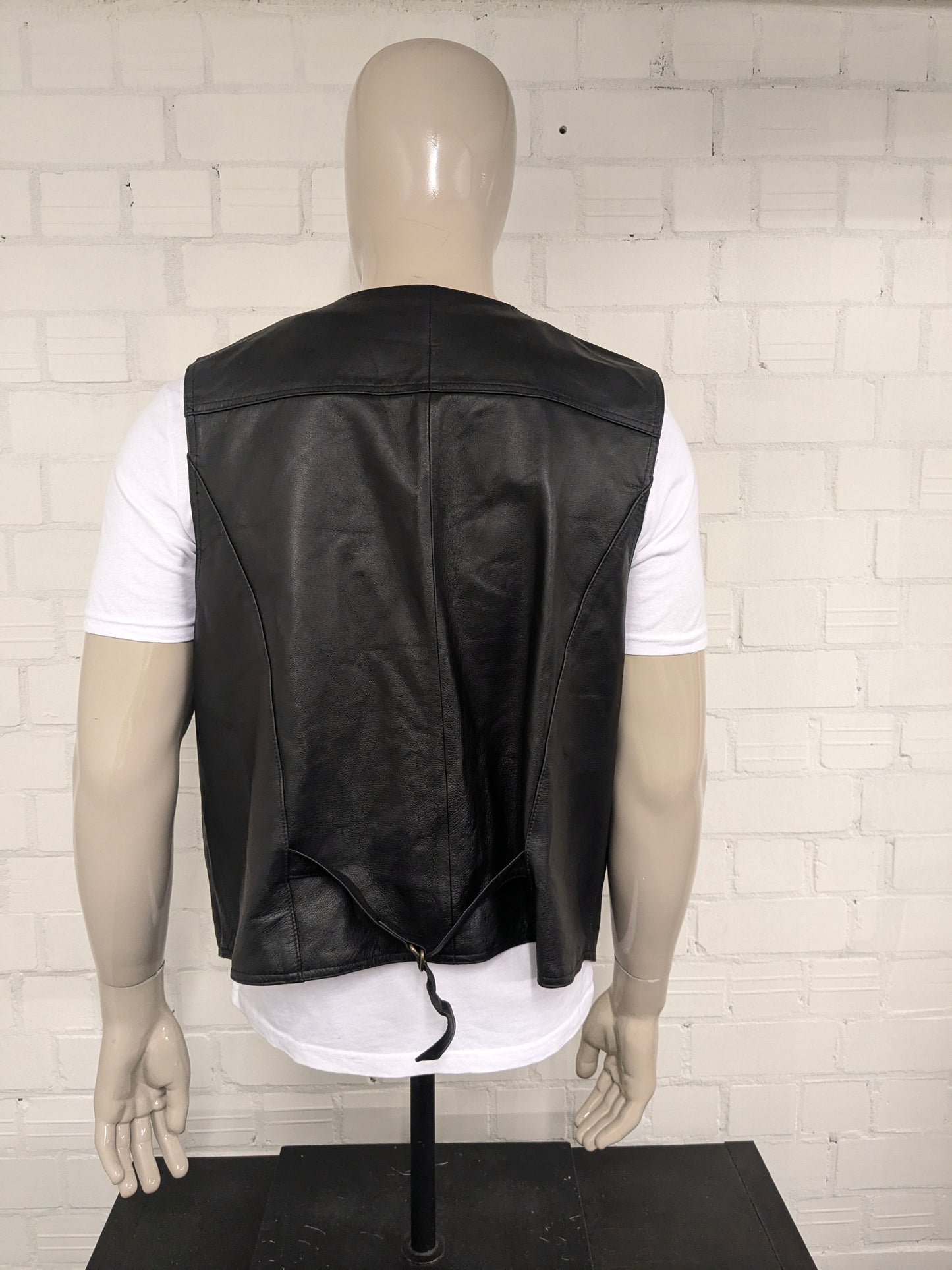 Vintage Man's World dubbelzijdig leren gilet met drukknopen. Zwart gekleurd. 2 binnenzakken. Maat XL.