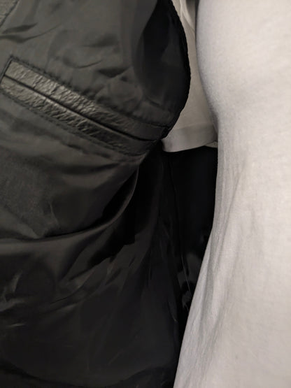 Vintage Man's World dubbelzijdig leren gilet met drukknopen. Zwart gekleurd. 2 binnenzakken. Maat XL.