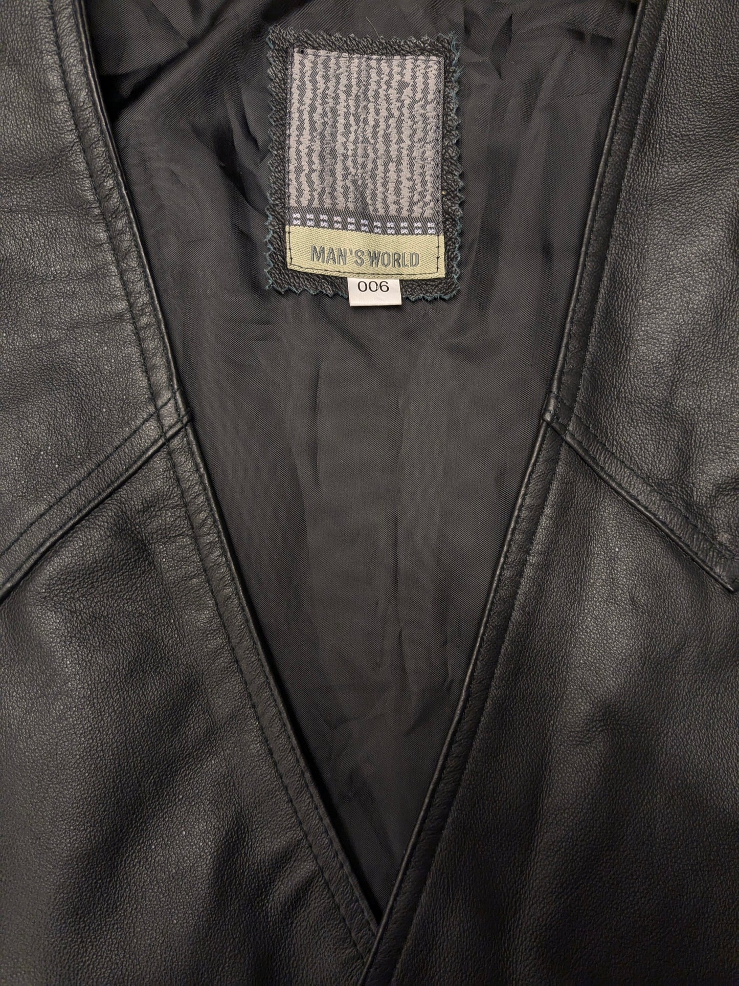 Vintage Man's World dubbelzijdig leren gilet met drukknopen. Zwart gekleurd. 2 binnenzakken. Maat XL.