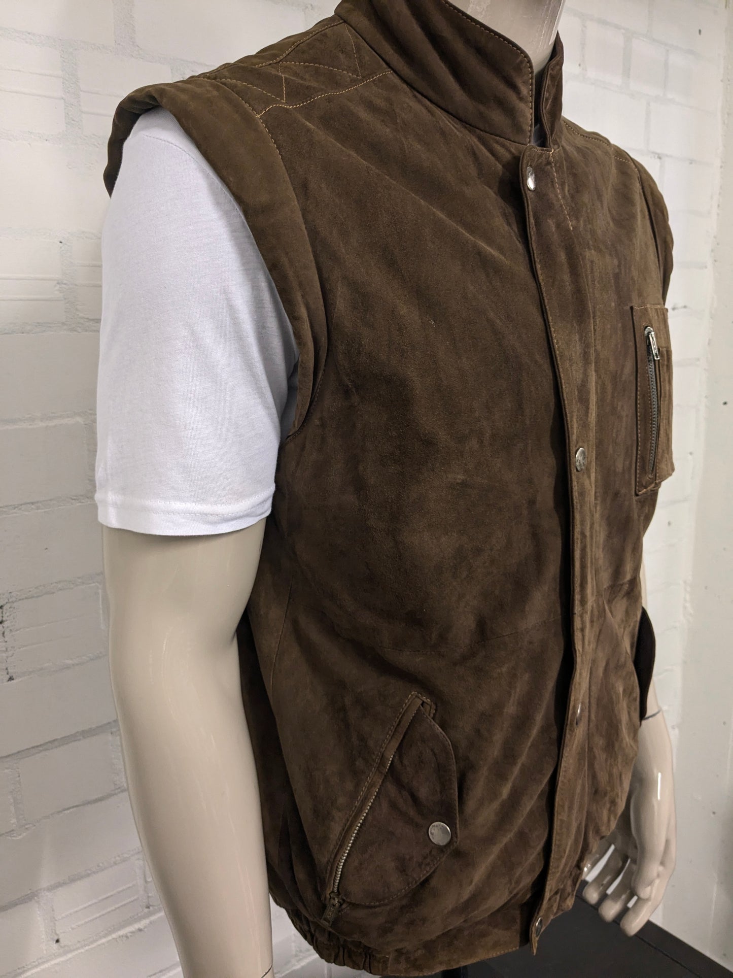 Vintage McNeal dubbelzijdig suède bodywarmer met dubbele sluiting. Bruin gekleurd. 2 binnenzakken. Maat L.