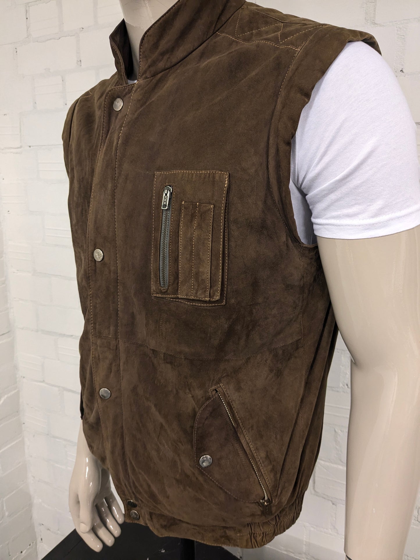 Vintage McNeal dubbelzijdig suède bodywarmer met dubbele sluiting. Bruin gekleurd. 2 binnenzakken. Maat L.