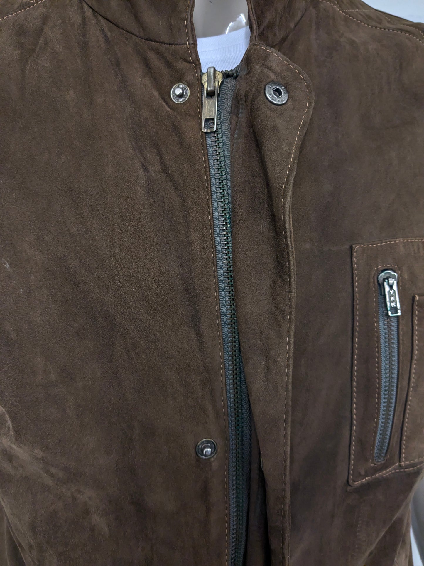 Vintage McNeal dubbelzijdig suède bodywarmer met dubbele sluiting. Bruin gekleurd. 2 binnenzakken. Maat L.