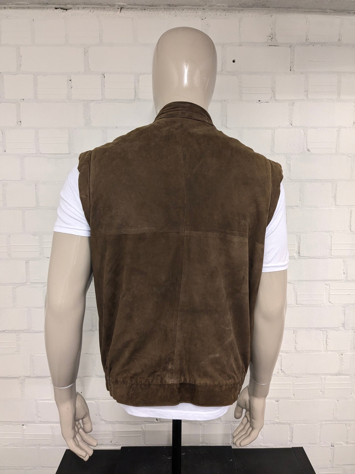 Vintage McNeal dubbelzijdig suède bodywarmer met dubbele sluiting. Bruin gekleurd. 2 binnenzakken. Maat L.