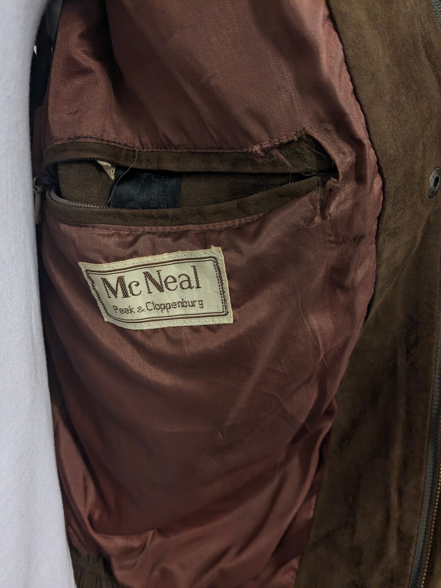 Vintage McNeal dubbelzijdig suède bodywarmer met dubbele sluiting. Bruin gekleurd. 2 binnenzakken. Maat L.