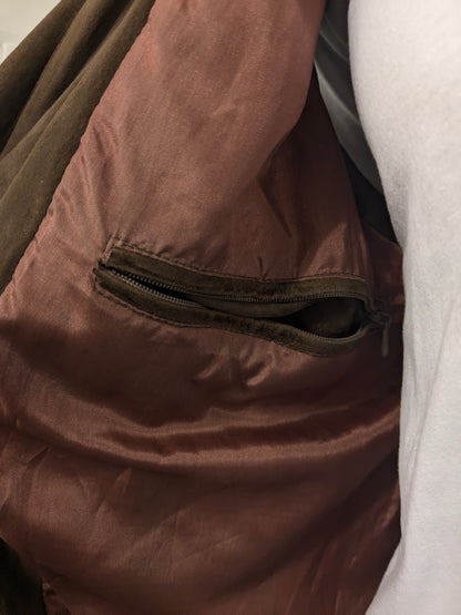 Vintage McNeal dubbelzijdig suède bodywarmer met dubbele sluiting. Bruin gekleurd. 2 binnenzakken. Maat L.