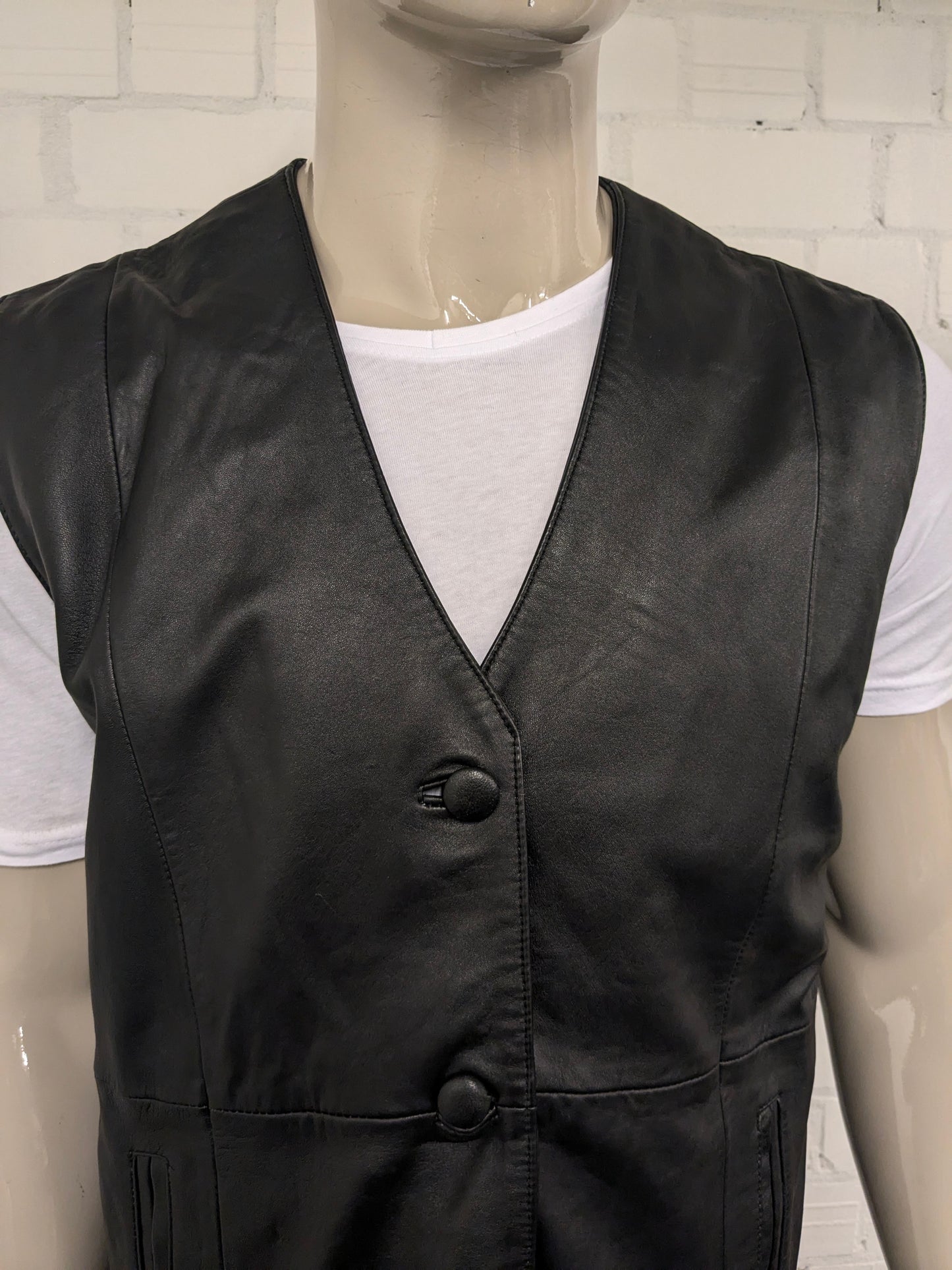 Vintage dubbelzijdig leren gilet. Zwart gekleurd. Langer model. (riem ontbreekt). Maat XL.