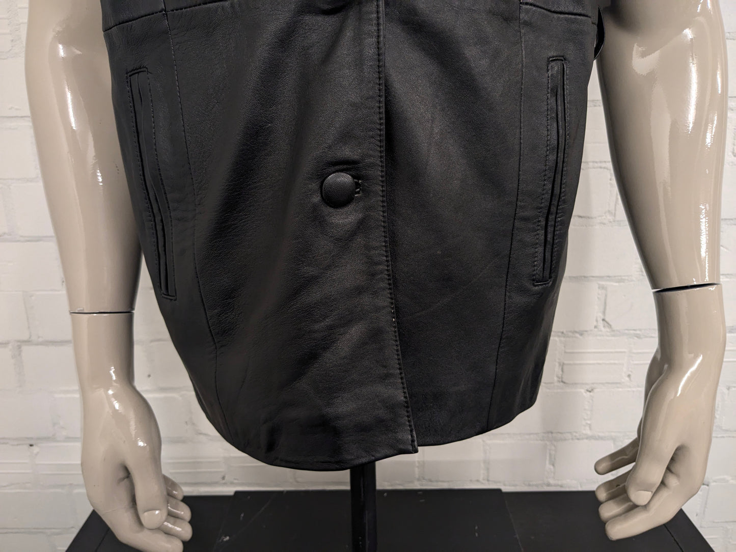 Vintage dubbelzijdig leren gilet. Zwart gekleurd. Langer model. (riem ontbreekt). Maat XL.