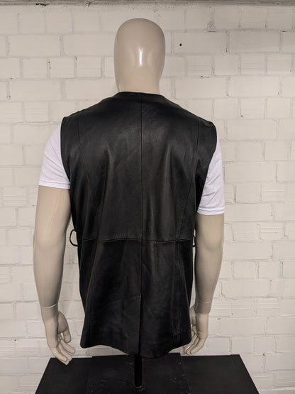 Vintage dubbelzijdig leren gilet. Zwart gekleurd. Langer model. (riem ontbreekt). Maat XL.