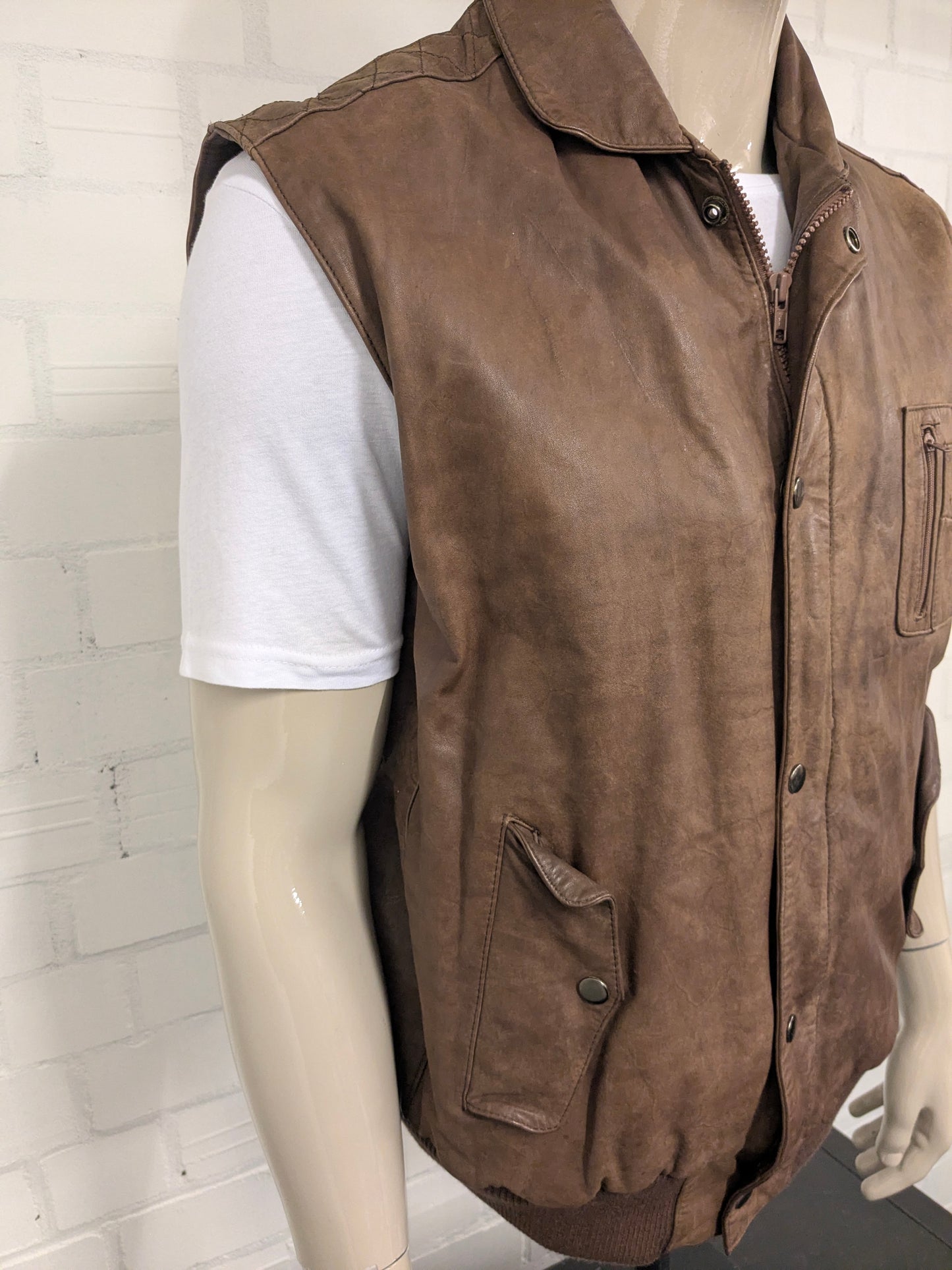 Chaussure de corps à double version en cuir vintage avec double fermeture et 1 poche intérieure. De couleur marron.  Taille xl.