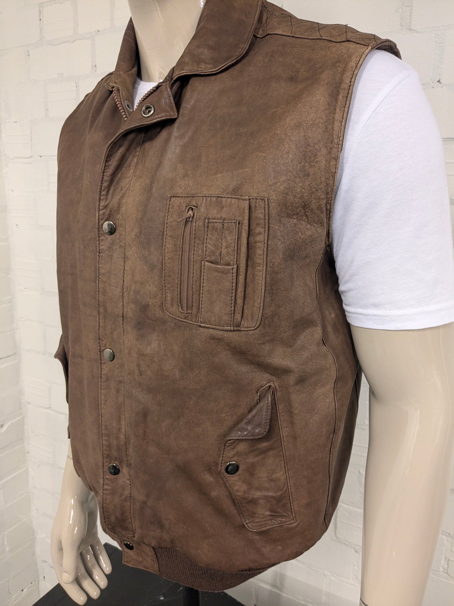 Chaussure de corps à double version en cuir vintage avec double fermeture et 1 poche intérieure. De couleur marron.  Taille xl.