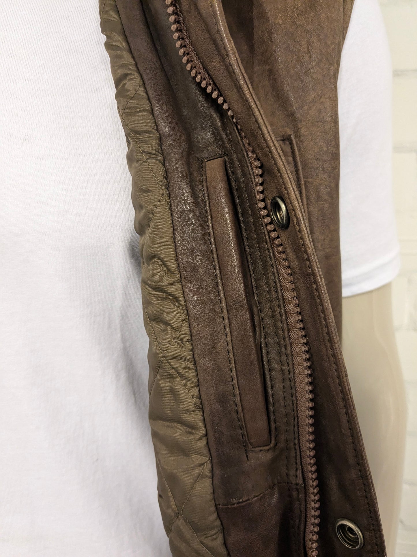 Chaussure de corps à double version en cuir vintage avec double fermeture et 1 poche intérieure. De couleur marron.  Taille xl.