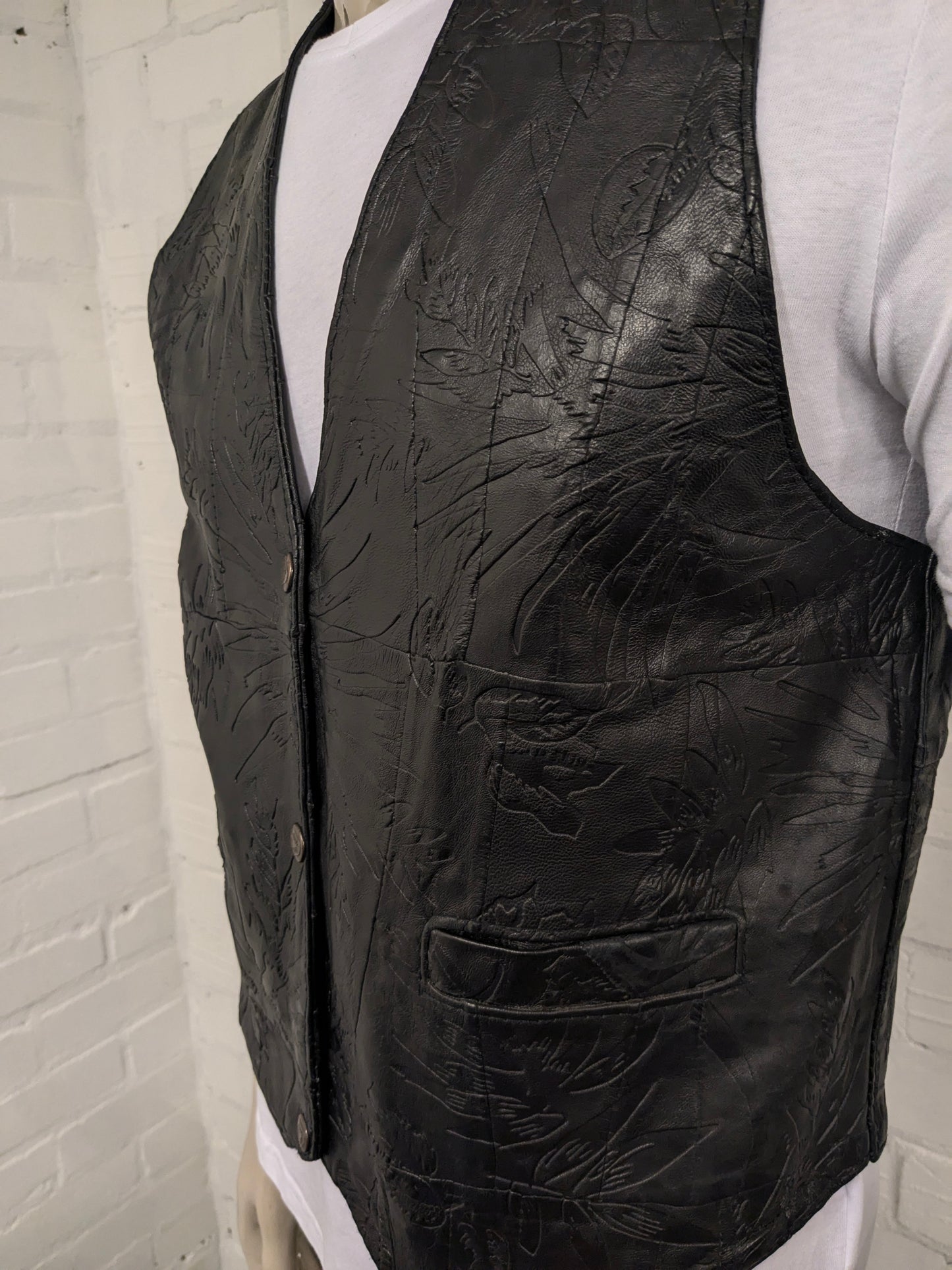 Vintage leren dubbelzijdig gilet met drukknopen. Zwart voelbaar bladmotief. Maat M.