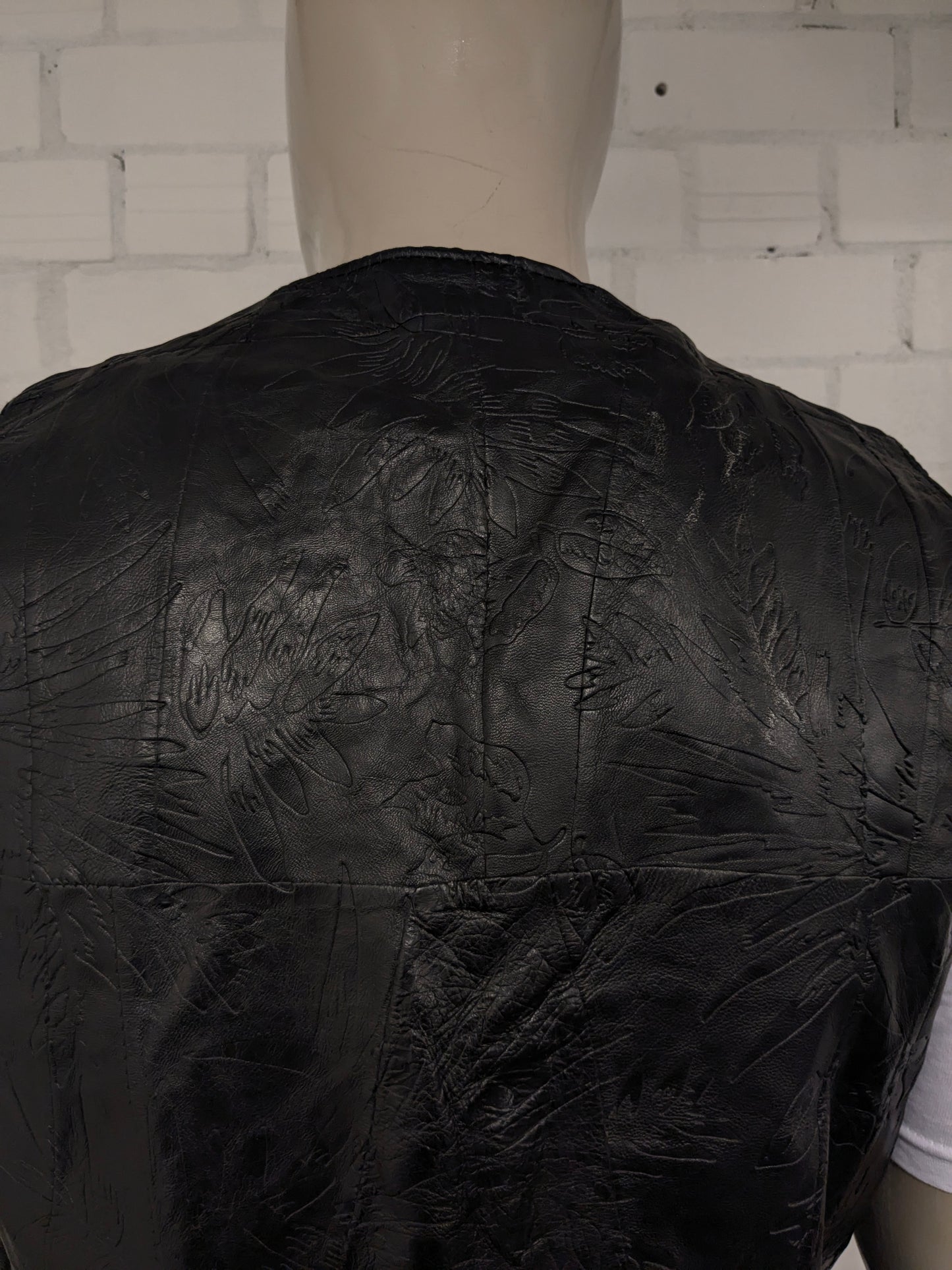 Vintage leren dubbelzijdig gilet met drukknopen. Zwart voelbaar bladmotief. Maat M.