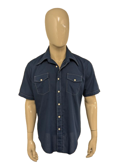 Sleeve corta della camicia degli anni '70 vintage con colletto punti. Blu con cuciture bianche. Taglia XL.