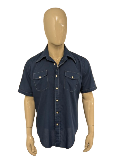 Sleeve corta della camicia degli anni '70 vintage con colletto punti. Blu con cuciture bianche. Taglia XL.