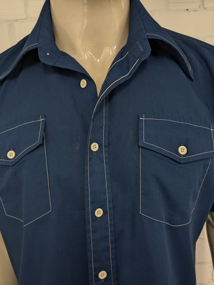 Sleeve corta della camicia degli anni '70 vintage con colletto punti. Blu con cuciture bianche. Taglia XL.