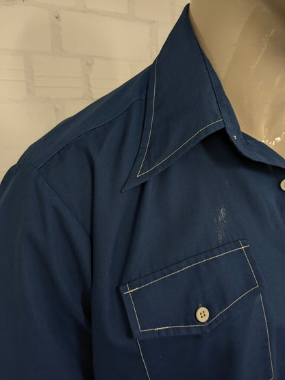 Sleeve corta della camicia degli anni '70 vintage con colletto punti. Blu con cuciture bianche. Taglia XL.