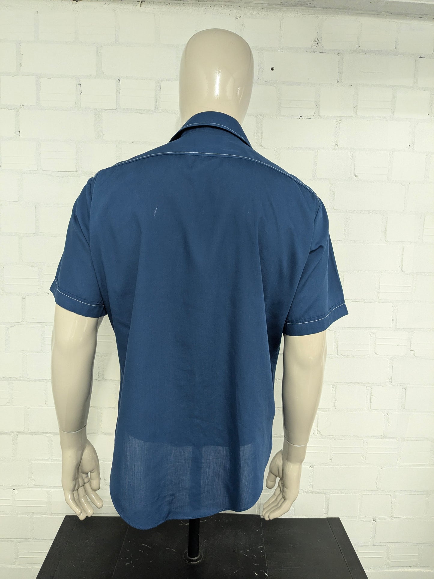 Sleeve corta della camicia degli anni '70 vintage con colletto punti. Blu con cuciture bianche. Taglia XL.