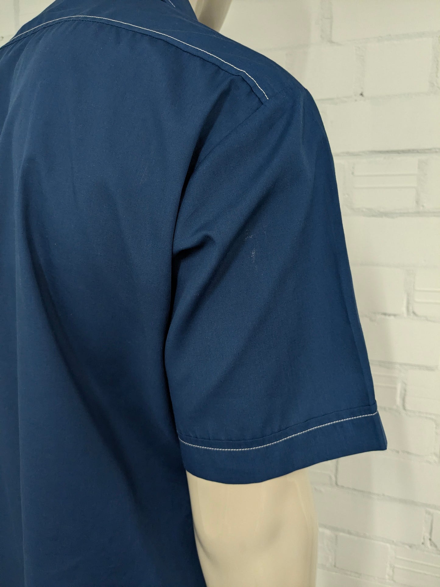 Sleeve corta della camicia degli anni '70 vintage con colletto punti. Blu con cuciture bianche. Taglia XL.