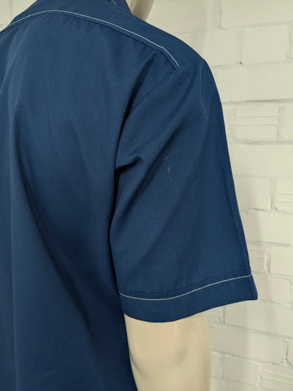 Sleeve corta della camicia degli anni '70 vintage con colletto punti. Blu con cuciture bianche. Taglia XL.