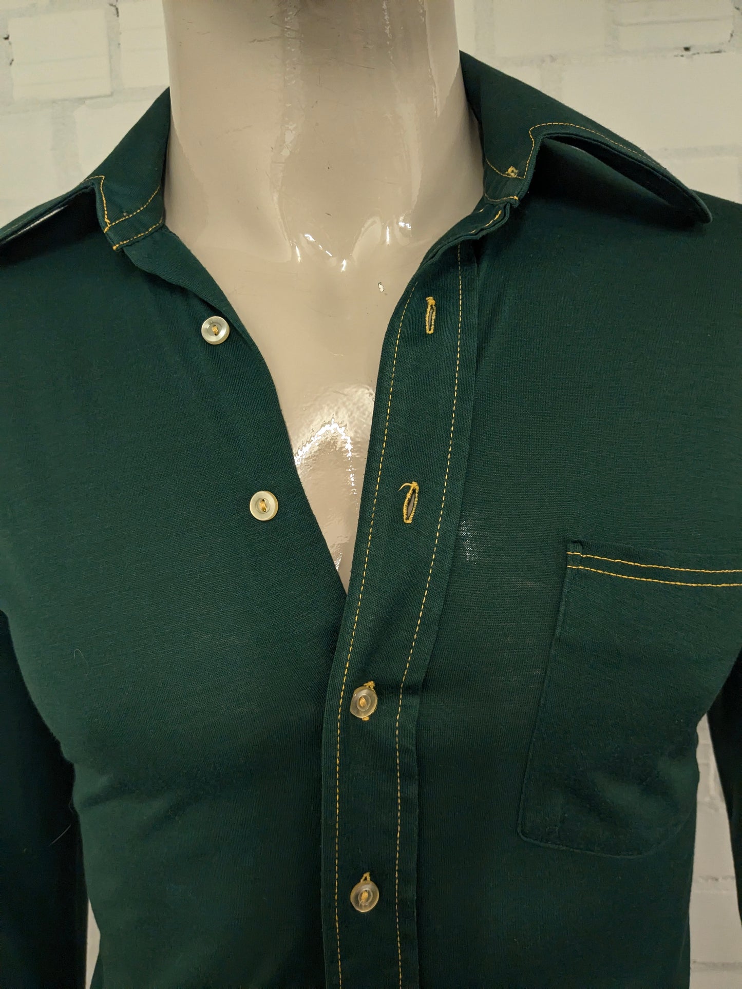 Vintage 70's paramout shirt with a round pointed collar. Green with yellow stitching. Size S. Stretch.