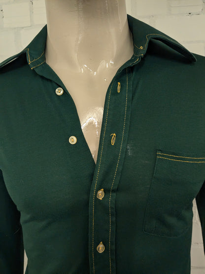 Vintage 70's paramout shirt with a round pointed collar. Green with yellow stitching. Size S. Stretch.