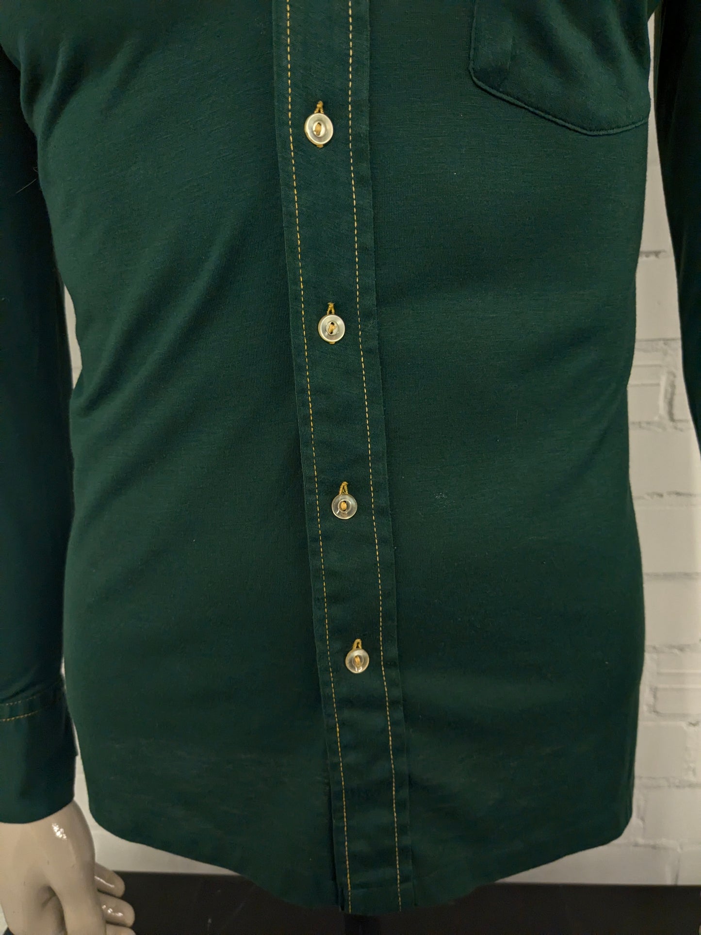 Vintage 70's paramout shirt with a round pointed collar. Green with yellow stitching. Size S. Stretch.
