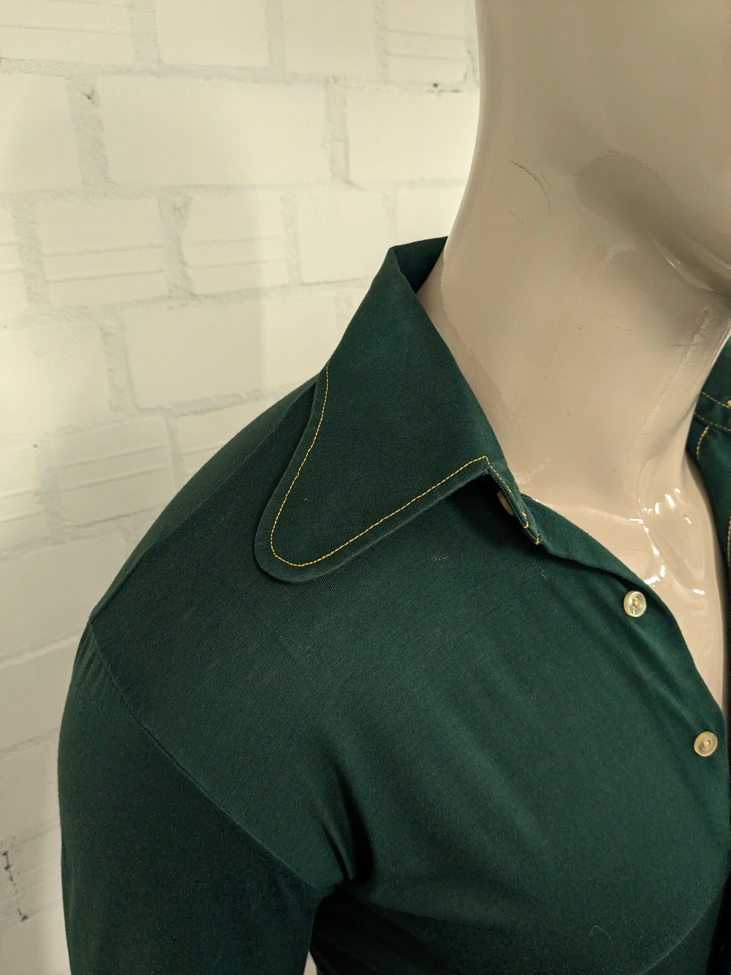 Vintage 70's paramout shirt with a round pointed collar. Green with yellow stitching. Size S. Stretch.