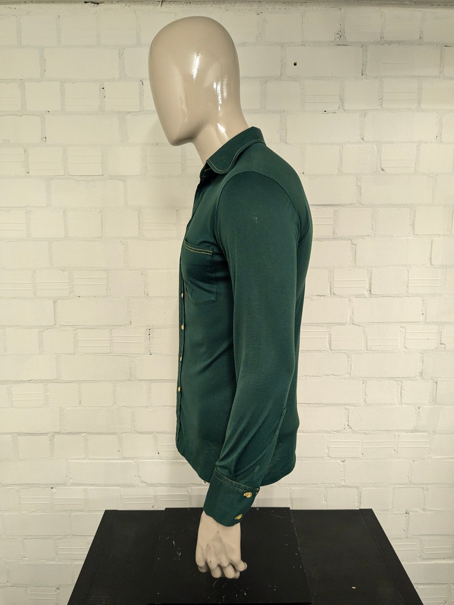 Vintage 70's paramout shirt with a round pointed collar. Green with yellow stitching. Size S. Stretch.