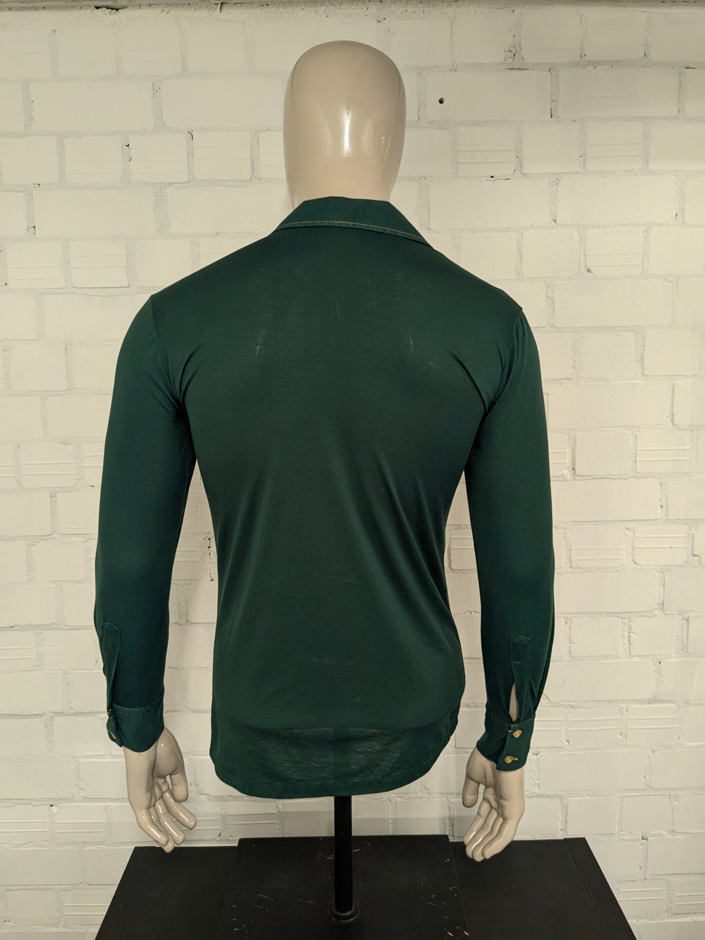 Vintage 70's paramout shirt with a round pointed collar. Green with yellow stitching. Size S. Stretch.