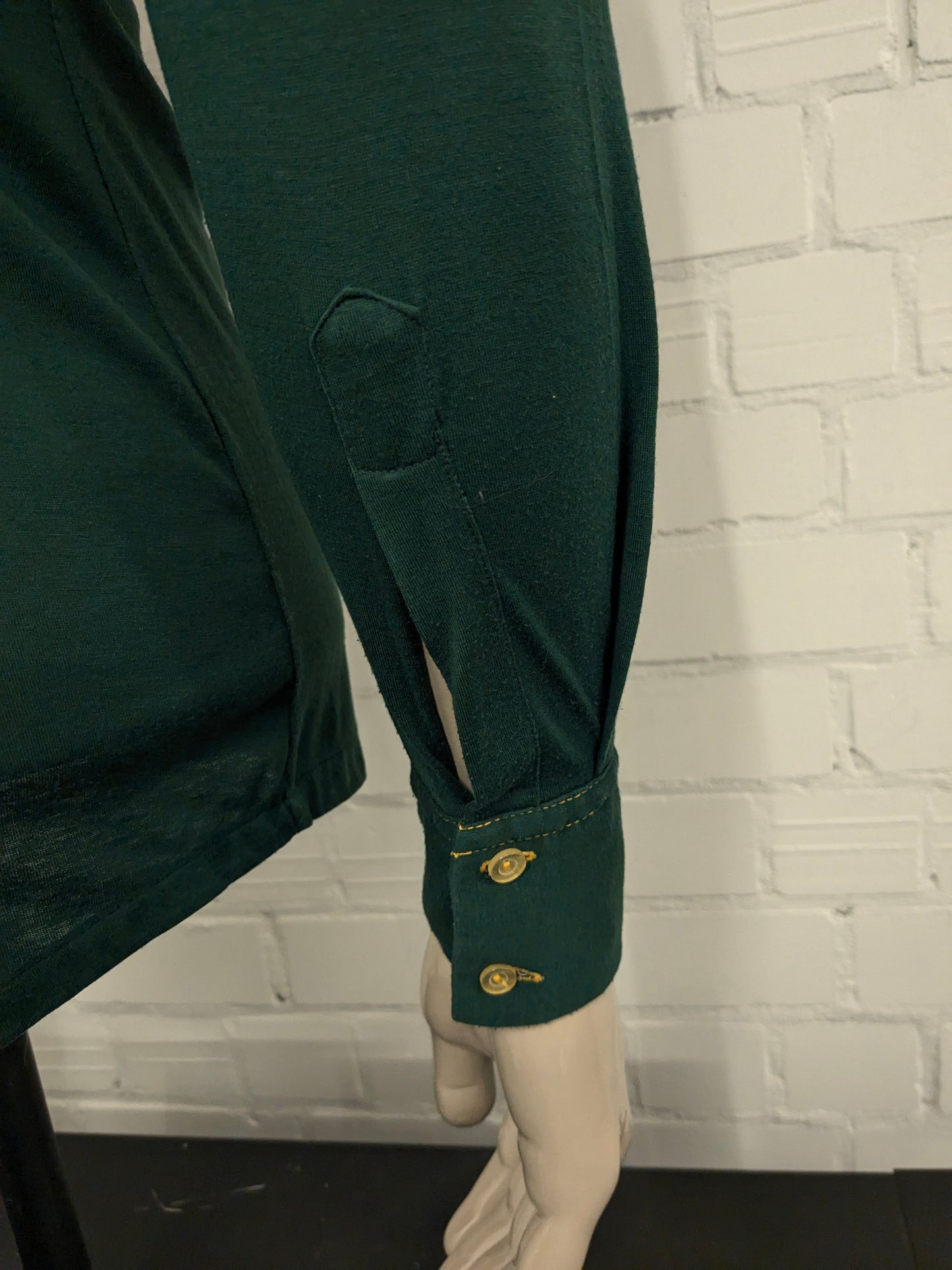 Vintage 70's paramout shirt with a round pointed collar. Green with yellow stitching. Size S. Stretch.