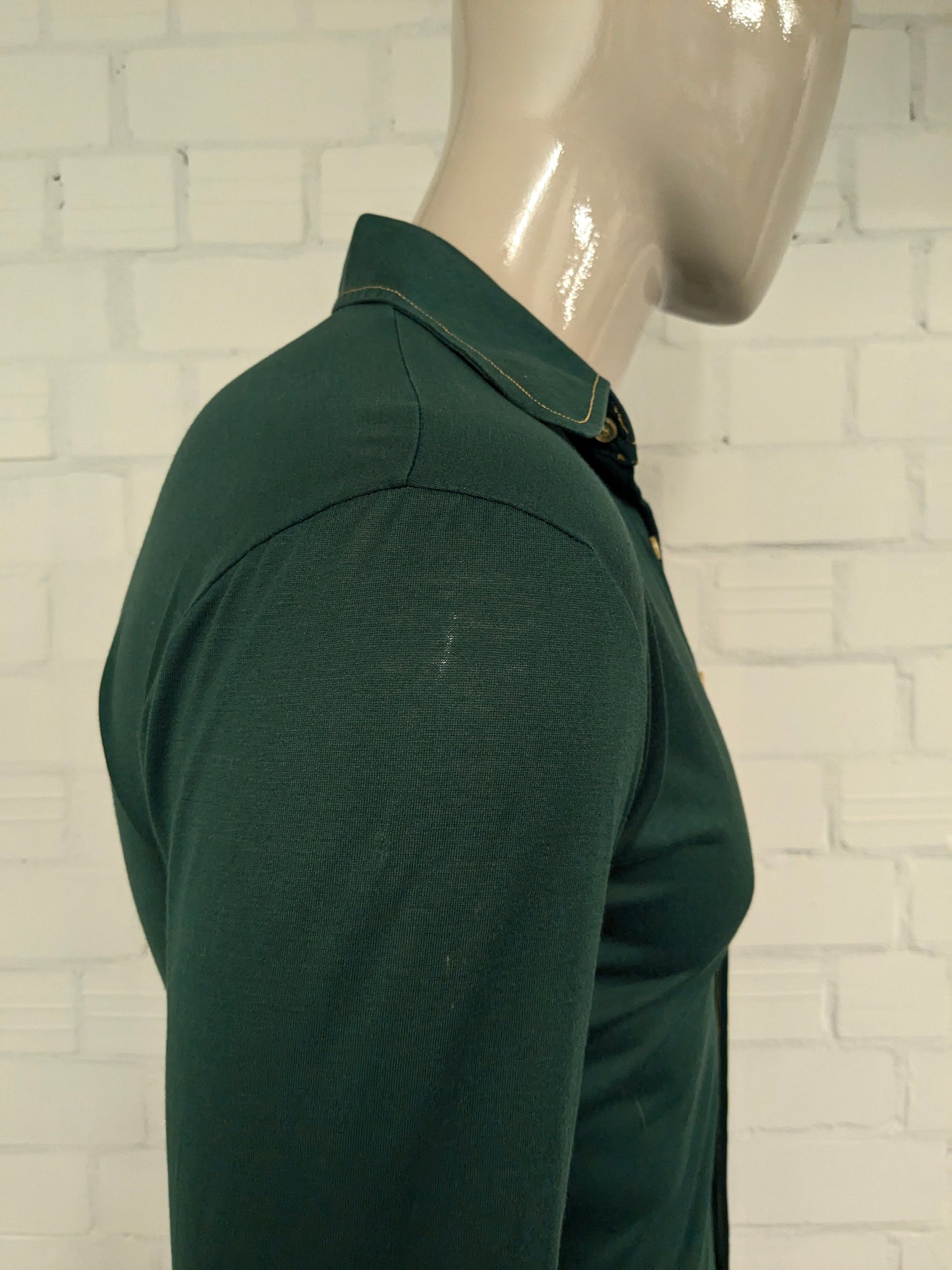 Vintage 70's paramout shirt with a round pointed collar. Green with yellow stitching. Size S. Stretch.