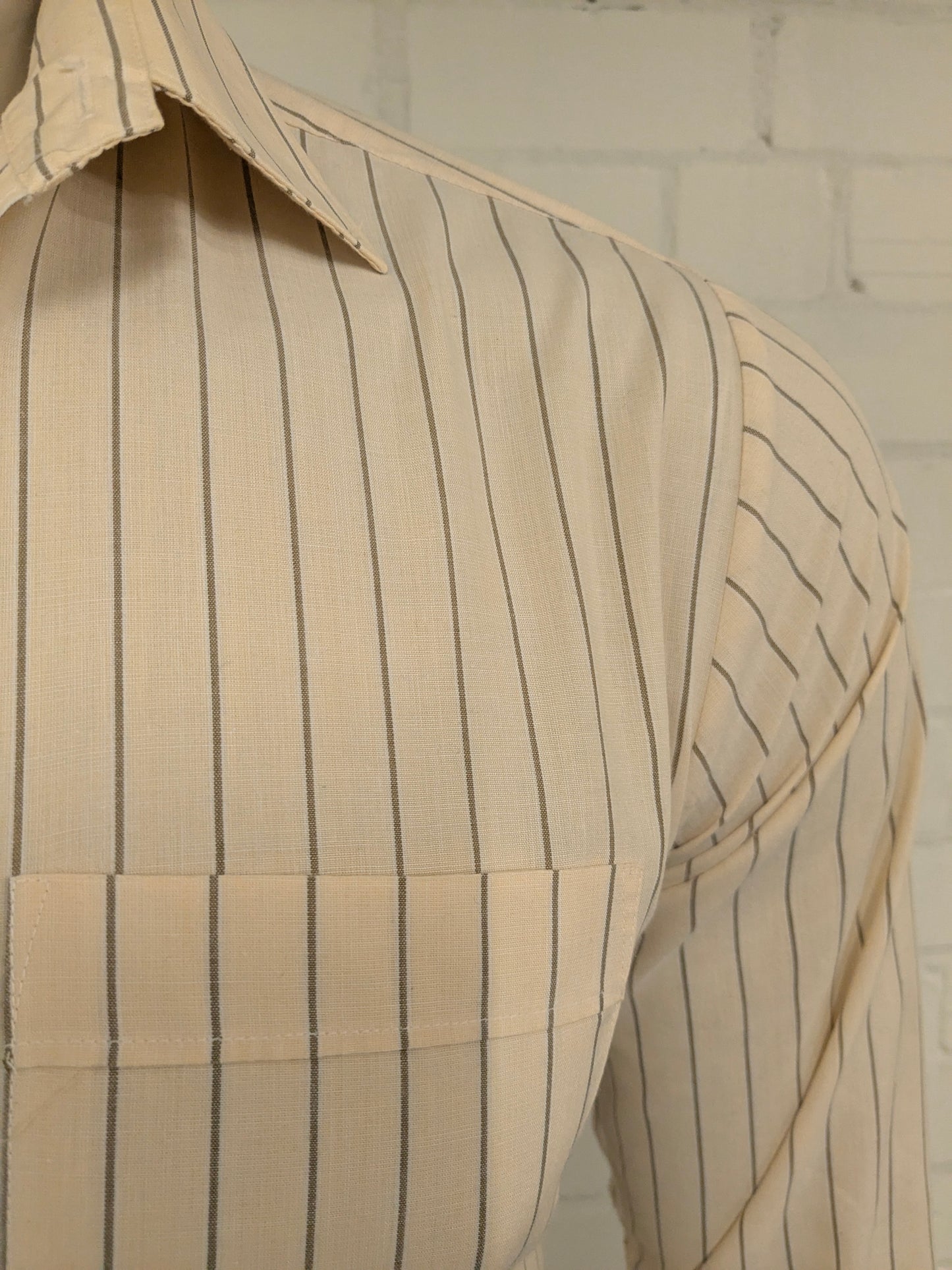 Vintage 70er Jahre Chic Shirt. Gelbgrau gestreift. Größe M.