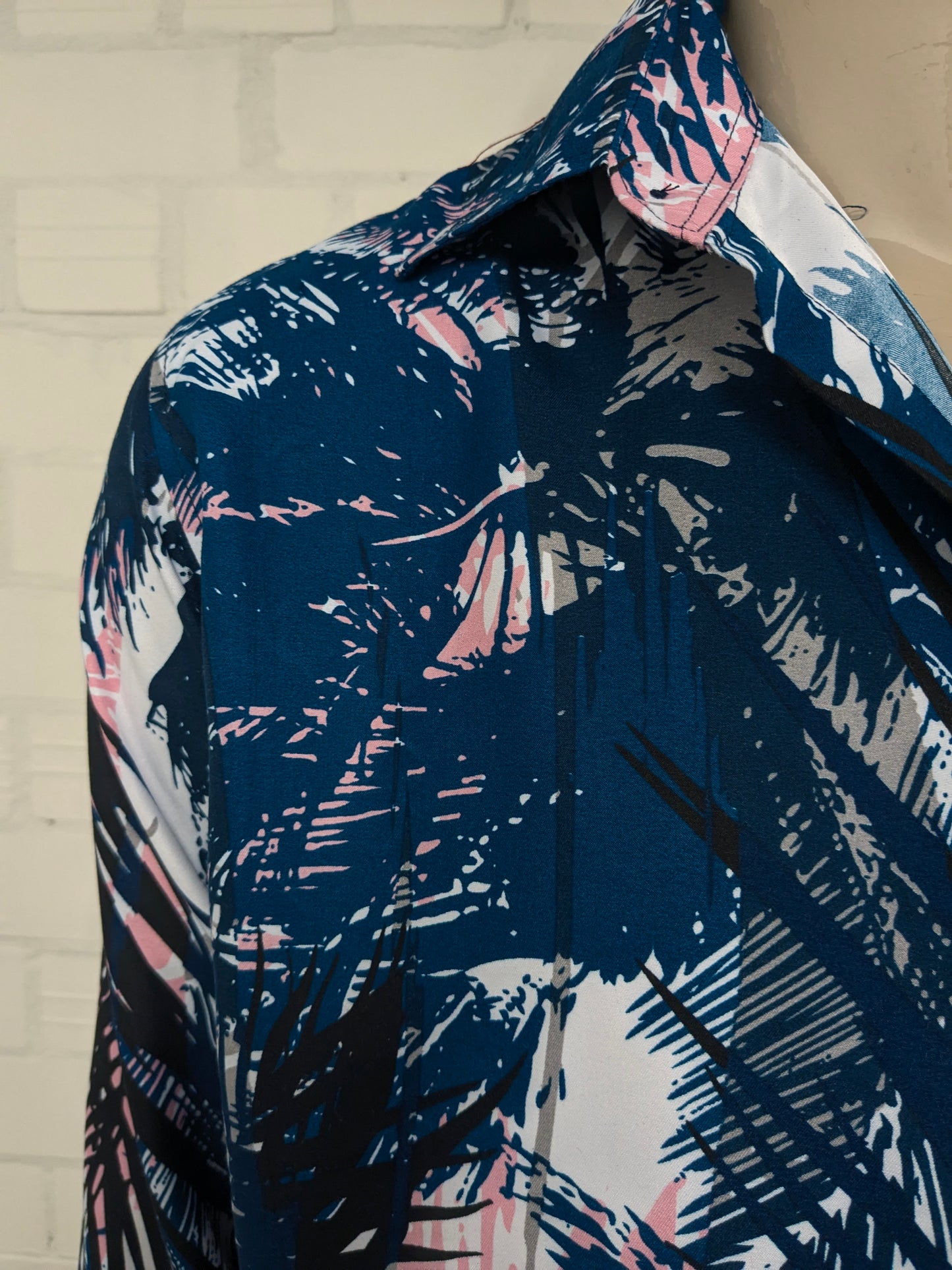 Vintage fabien shirt. Blue yellow pink print. Size L.