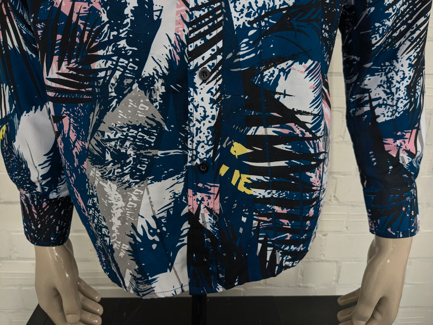 Vintage fabien shirt. Blue yellow pink print. Size L.