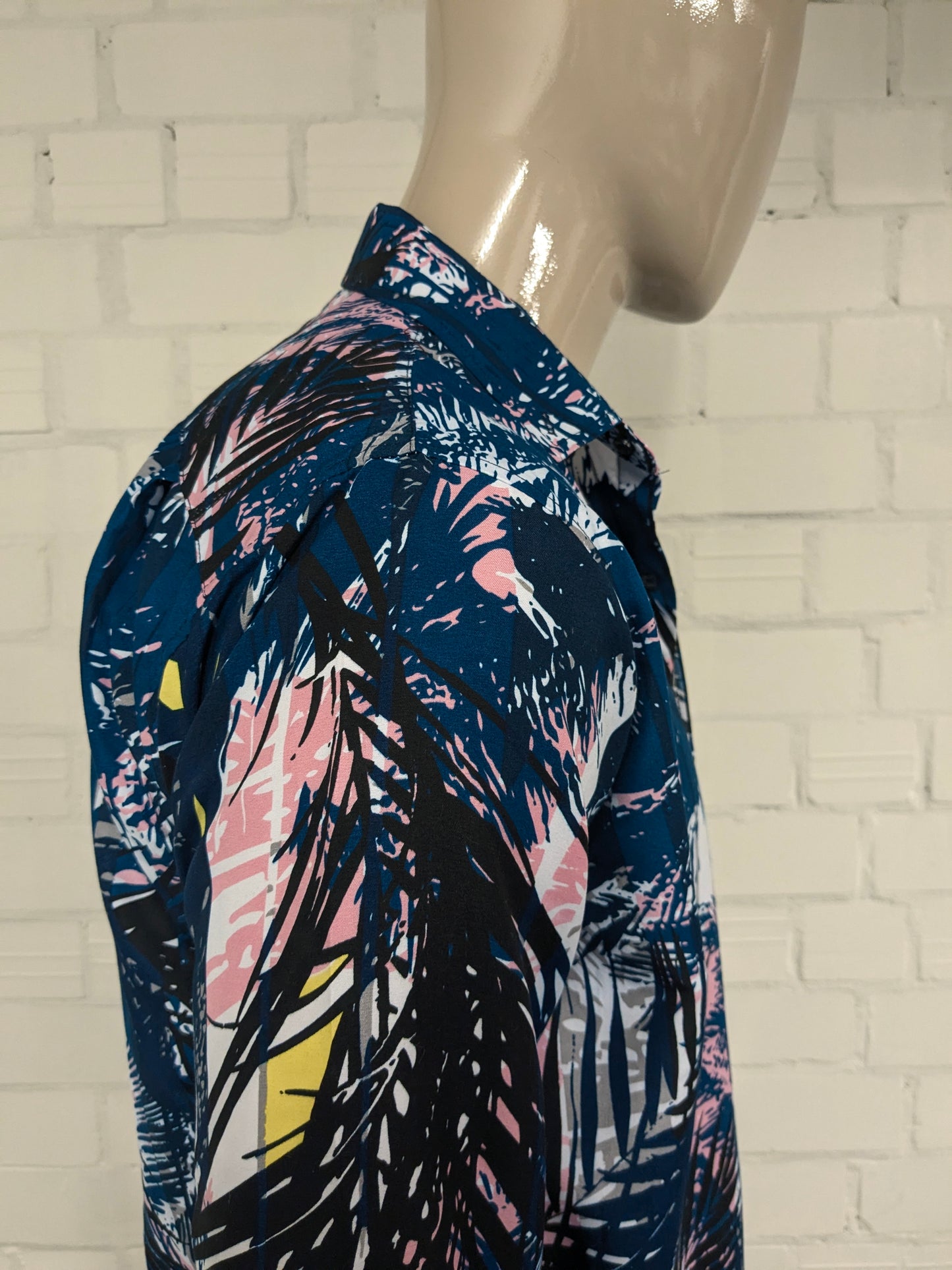 Vintage fabien shirt. Blue yellow pink print. Size L.