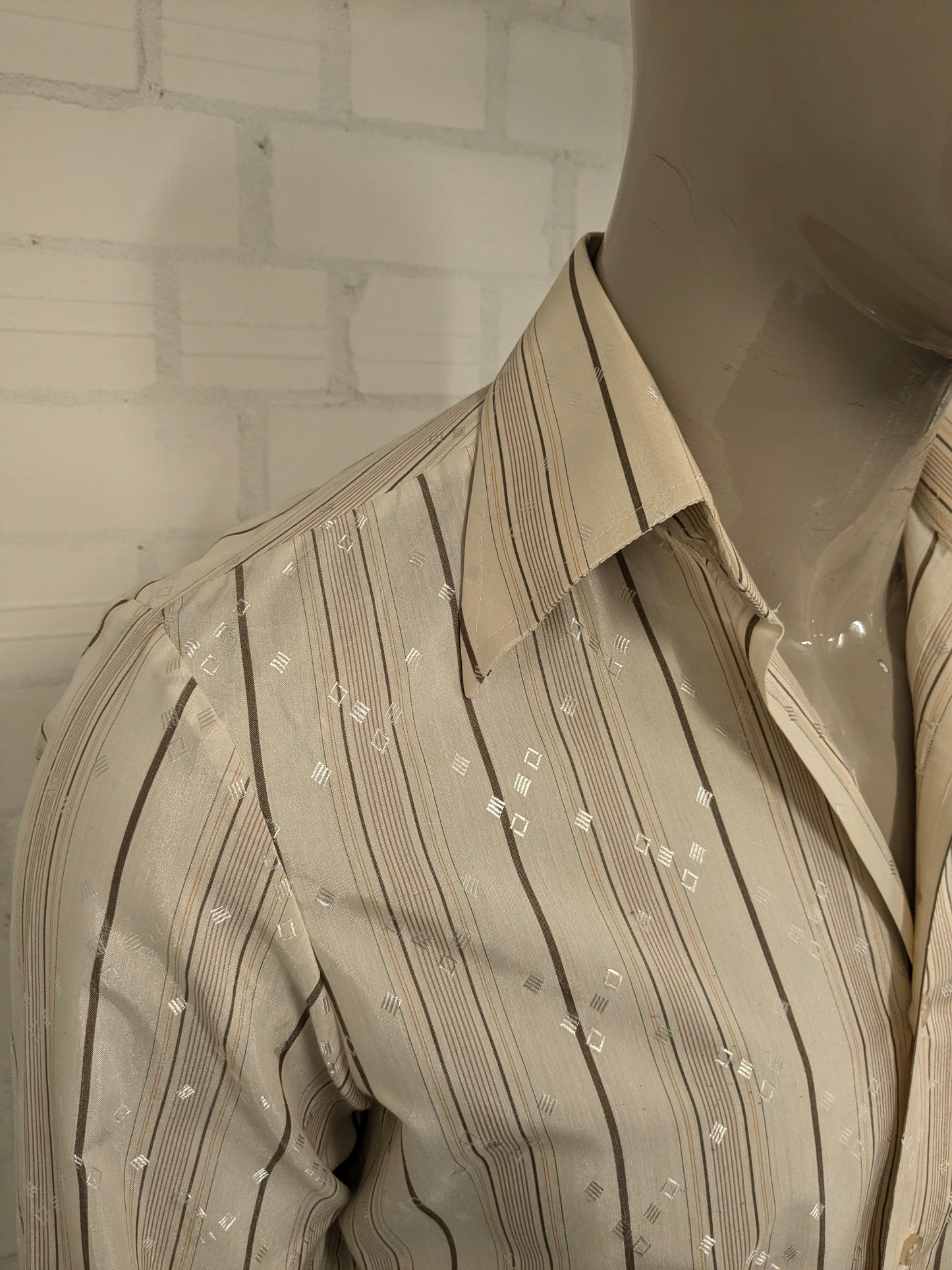 Vintage 70er -Gloweave -Hemd mit Punktkragen. Beige Brown gestreift. Größe M.