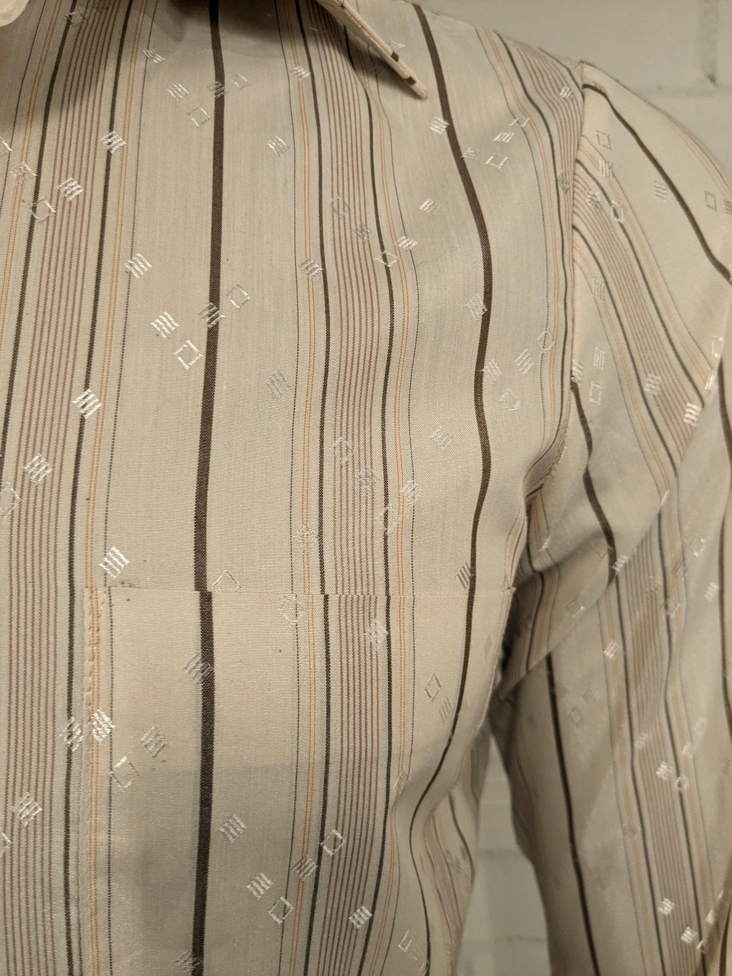 Vintage 70er -Gloweave -Hemd mit Punktkragen. Beige Brown gestreift. Größe M.