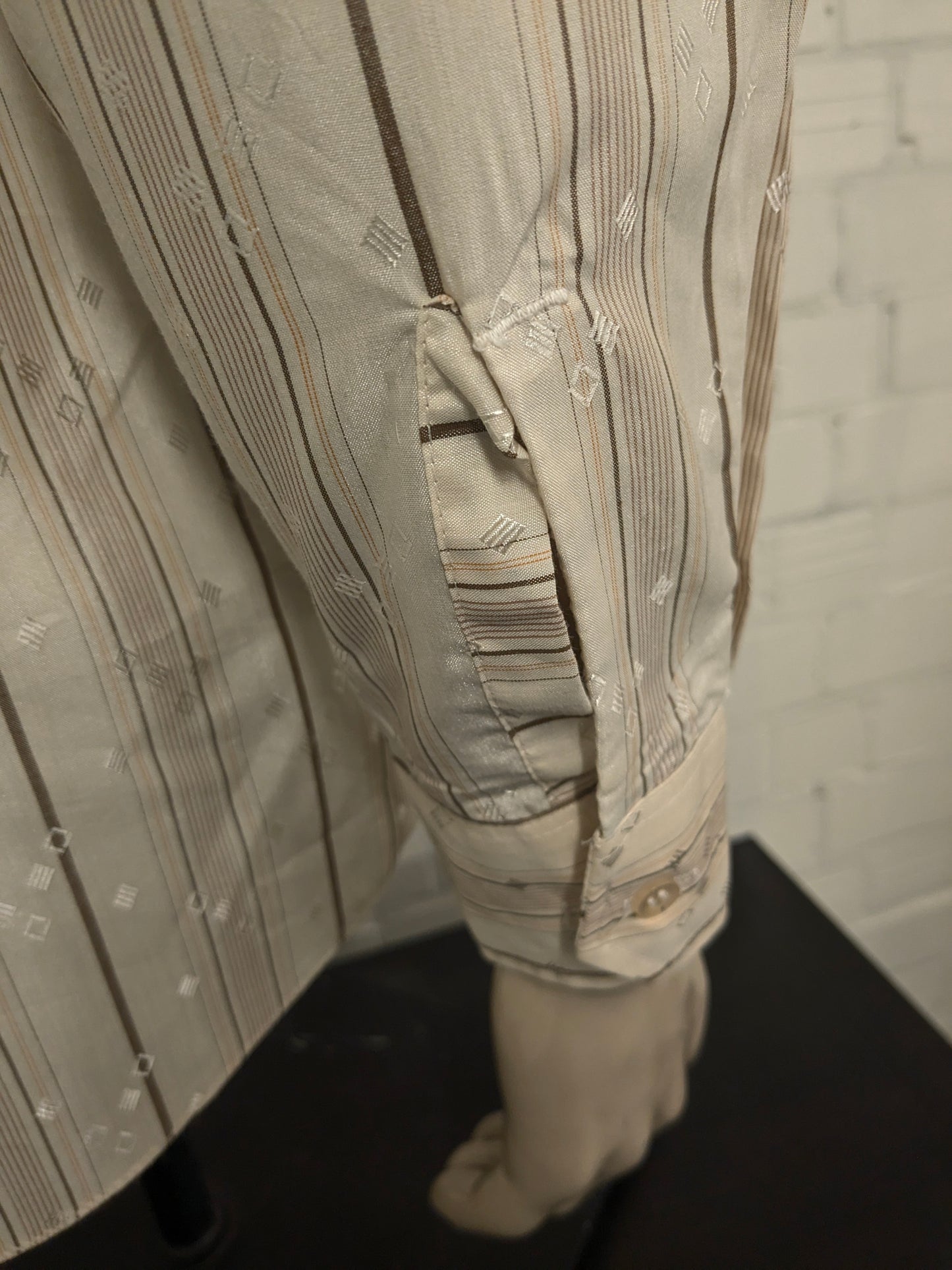 Vintage 70er -Gloweave -Hemd mit Punktkragen. Beige Brown gestreift. Größe M.