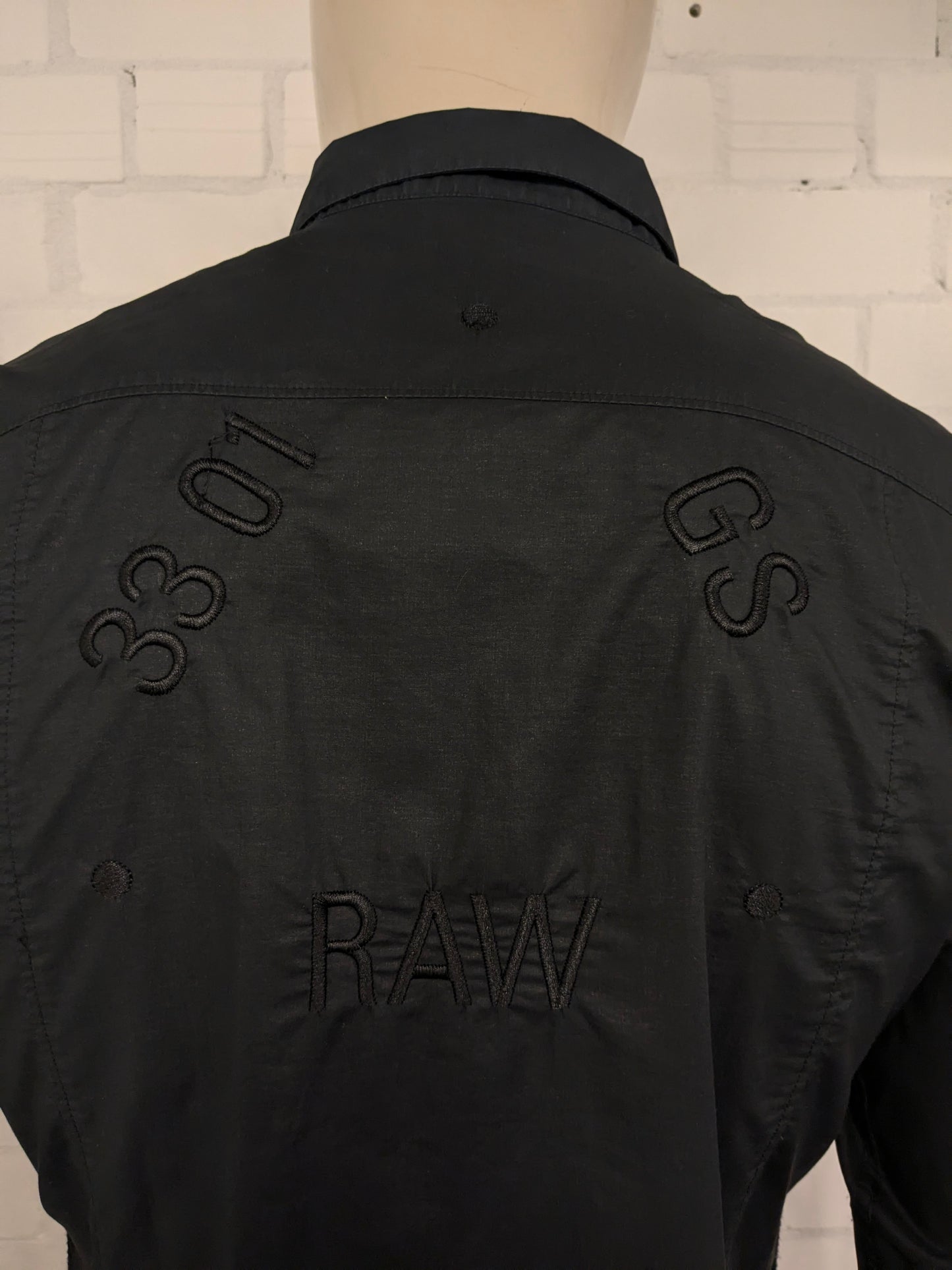 G-Star Raw shirt with a pleated front. Black colored. Size L.