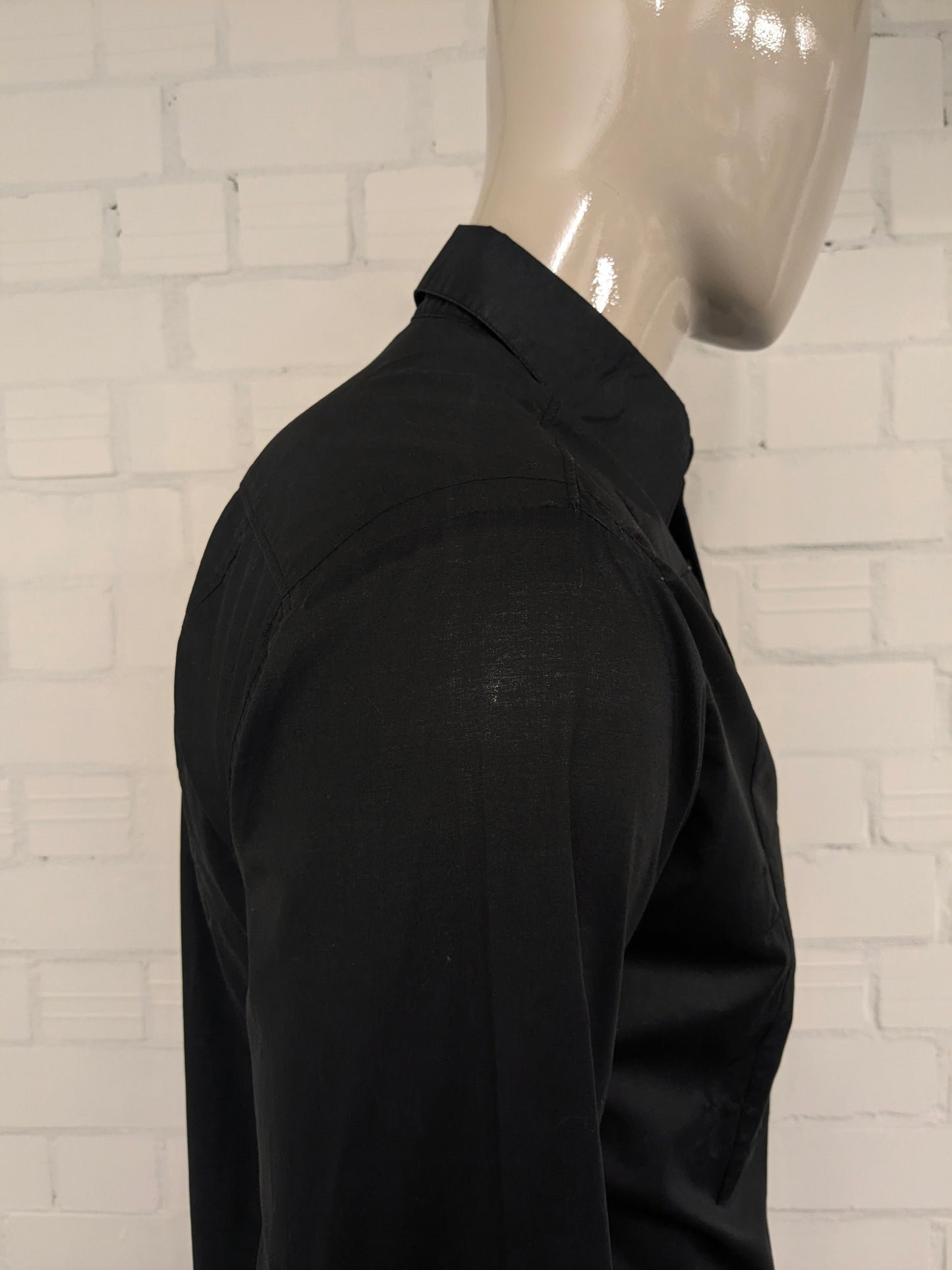 G-Star Raw shirt with a pleated front. Black colored. Size L.